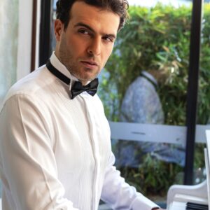 Camisa smoking blanca para hombre en algodón italiano 100% con cuello de ala y puños de mancorna.