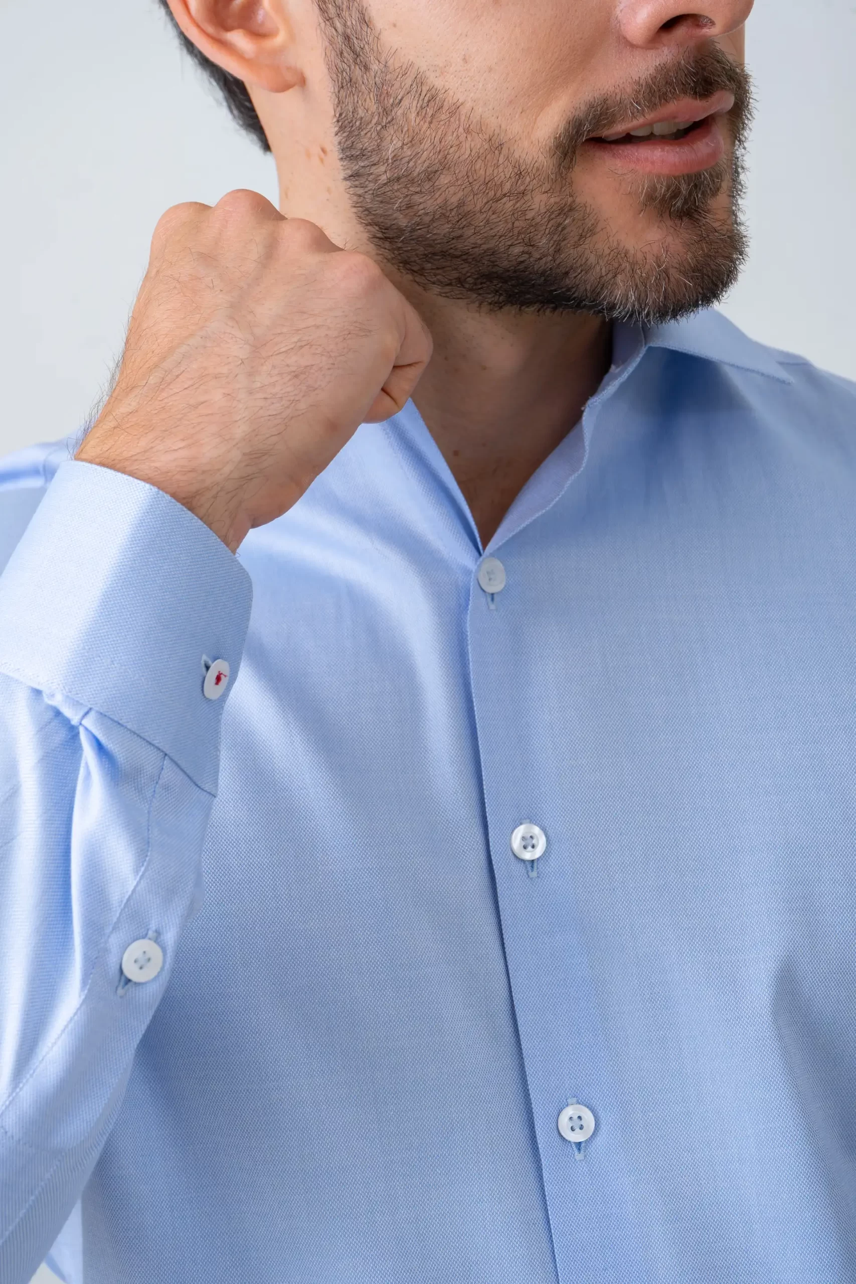 Camisa azul casual para hombre combinada en look urbano moderno.