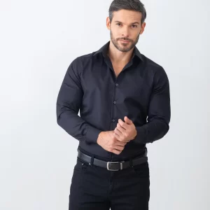 Camisa negra básica para hombre en algodón 100% natural con ajuste regular fit.
