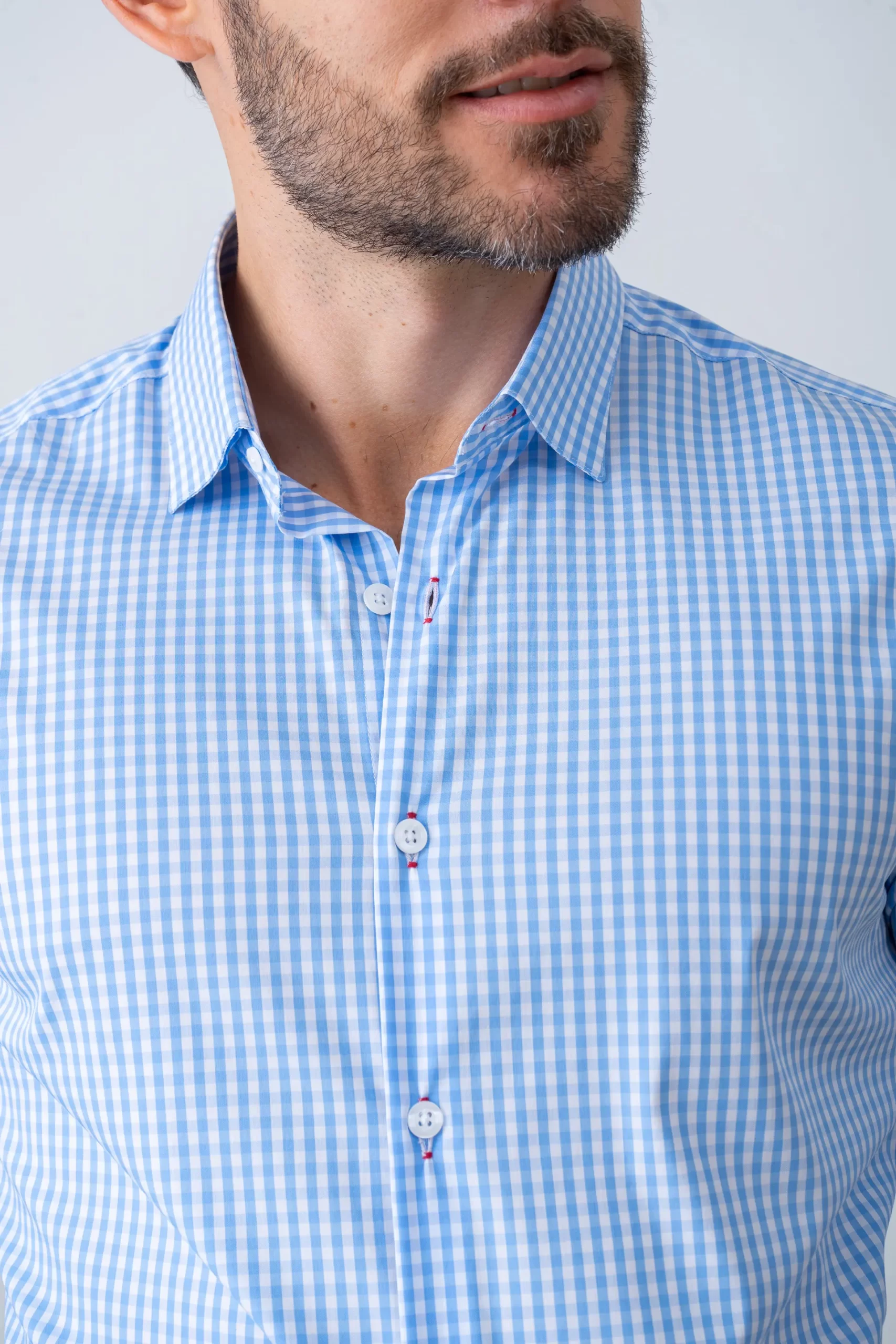 Detalle del tejido y botones de la camisa de cuadros azul claro Paloma Men’s Shirts.
