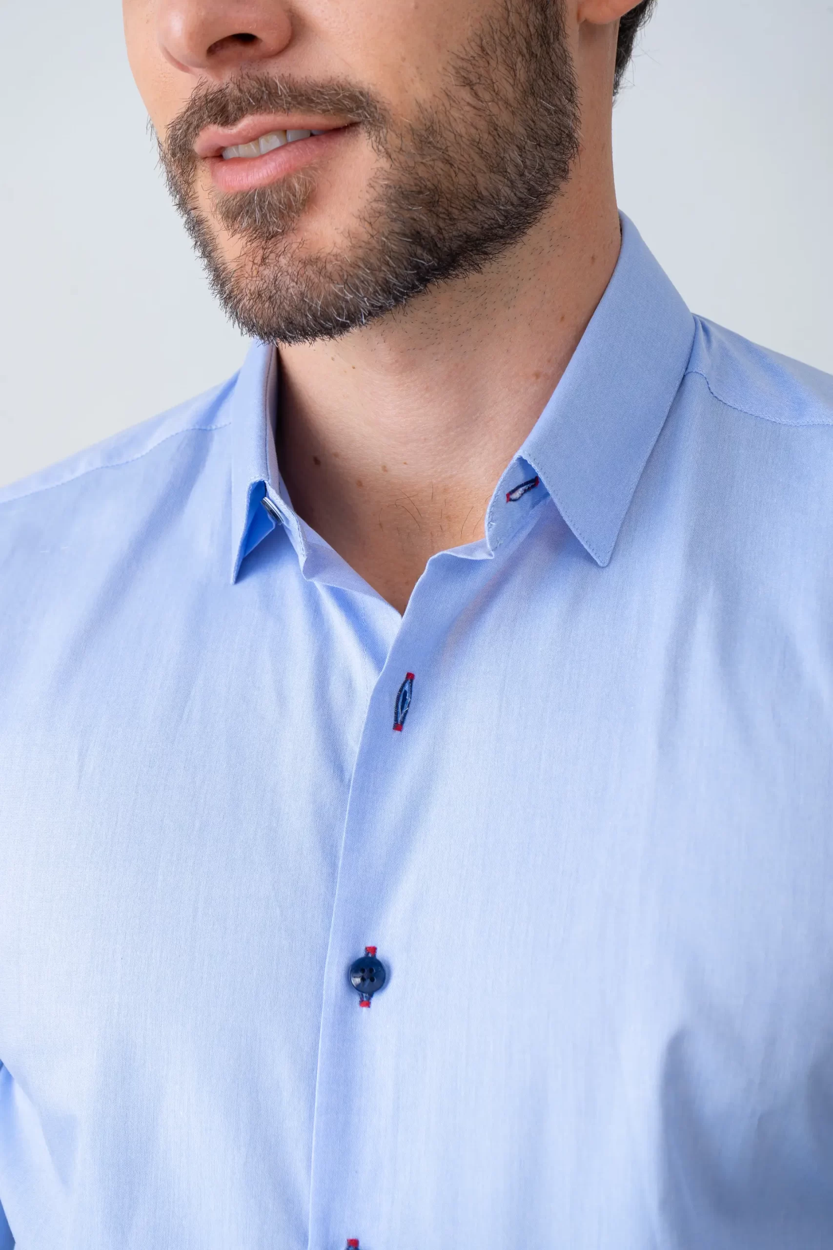 Camisa azul para hombre casual en algodón 100% natural, textura ligera y ajuste regular fit.