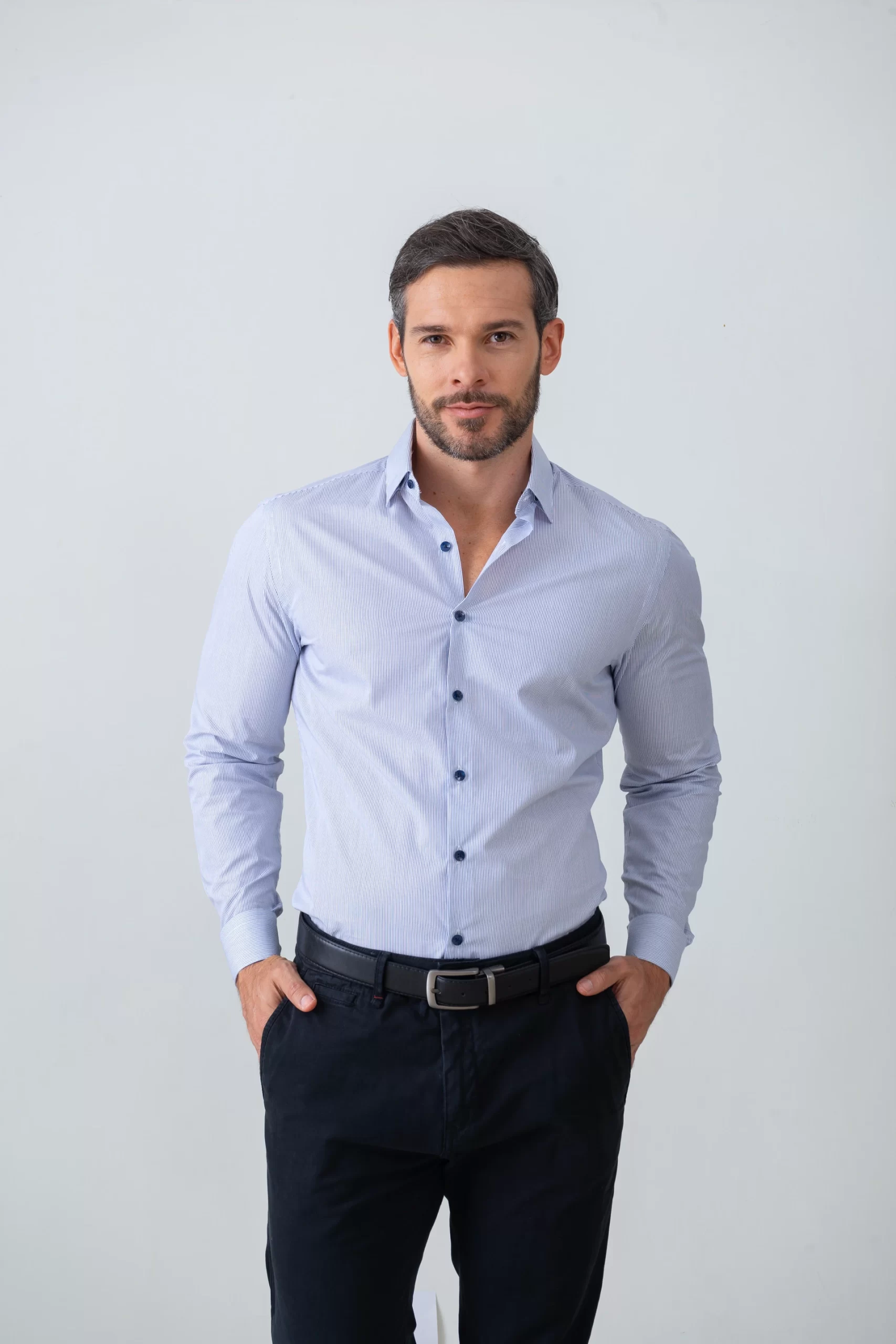 Hombre usando camisa azul a rayas casual Paloma Men’s Shirts.