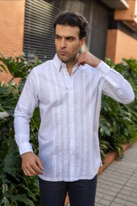 Guayabera blanca para hombre en lino bordada a mano con pliegues tradicionales.