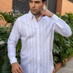 Guayabera blanca para hombre en lino bordada a mano con pliegues tradicionales.