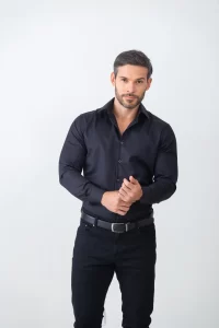 Camisa negra básica para hombre